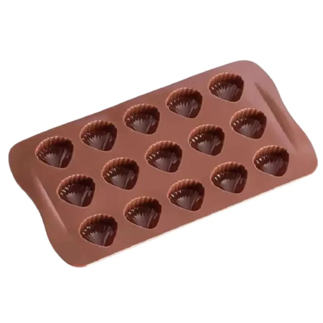 Molde de silicona marrón con 15 cavidades en forma de concha marina para chocolates y dulces.