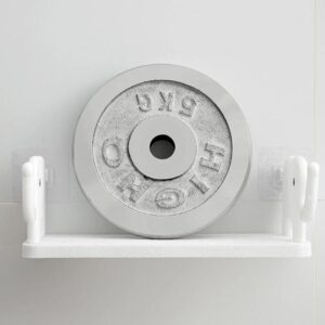 Estante blanco con peso de disco de 5kg y soportes de cactus, ideal para almacenamiento.
