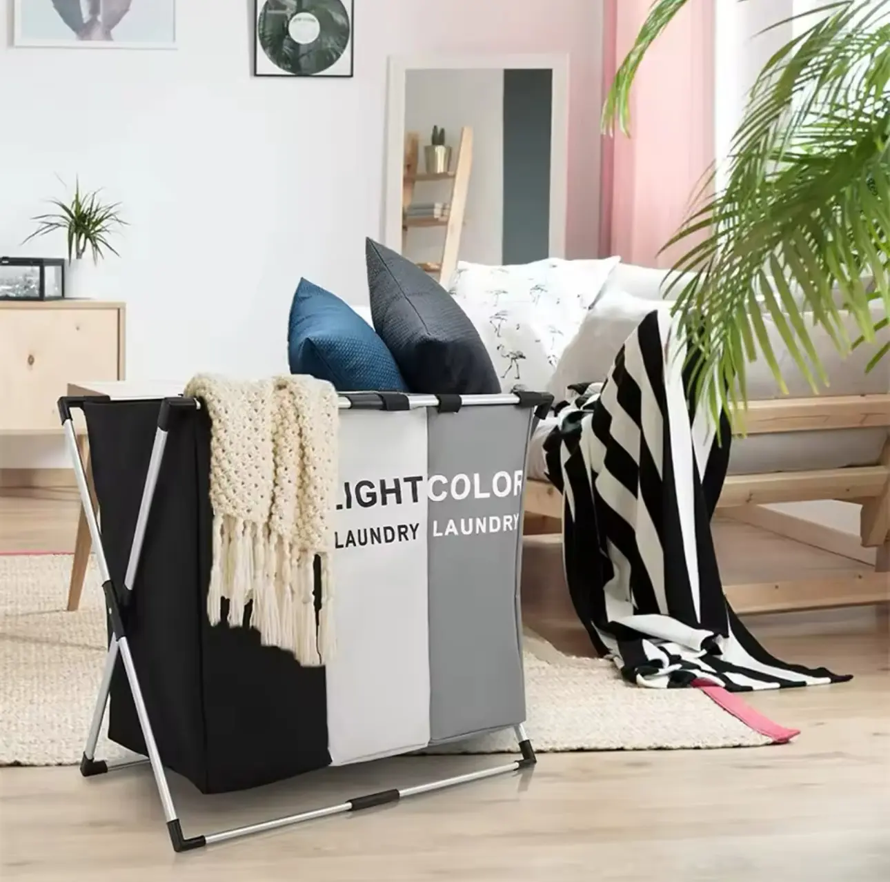 Cesta para ropa de lavandería de 3 compartimentos, negra, blanca y gris, con manta tejida.