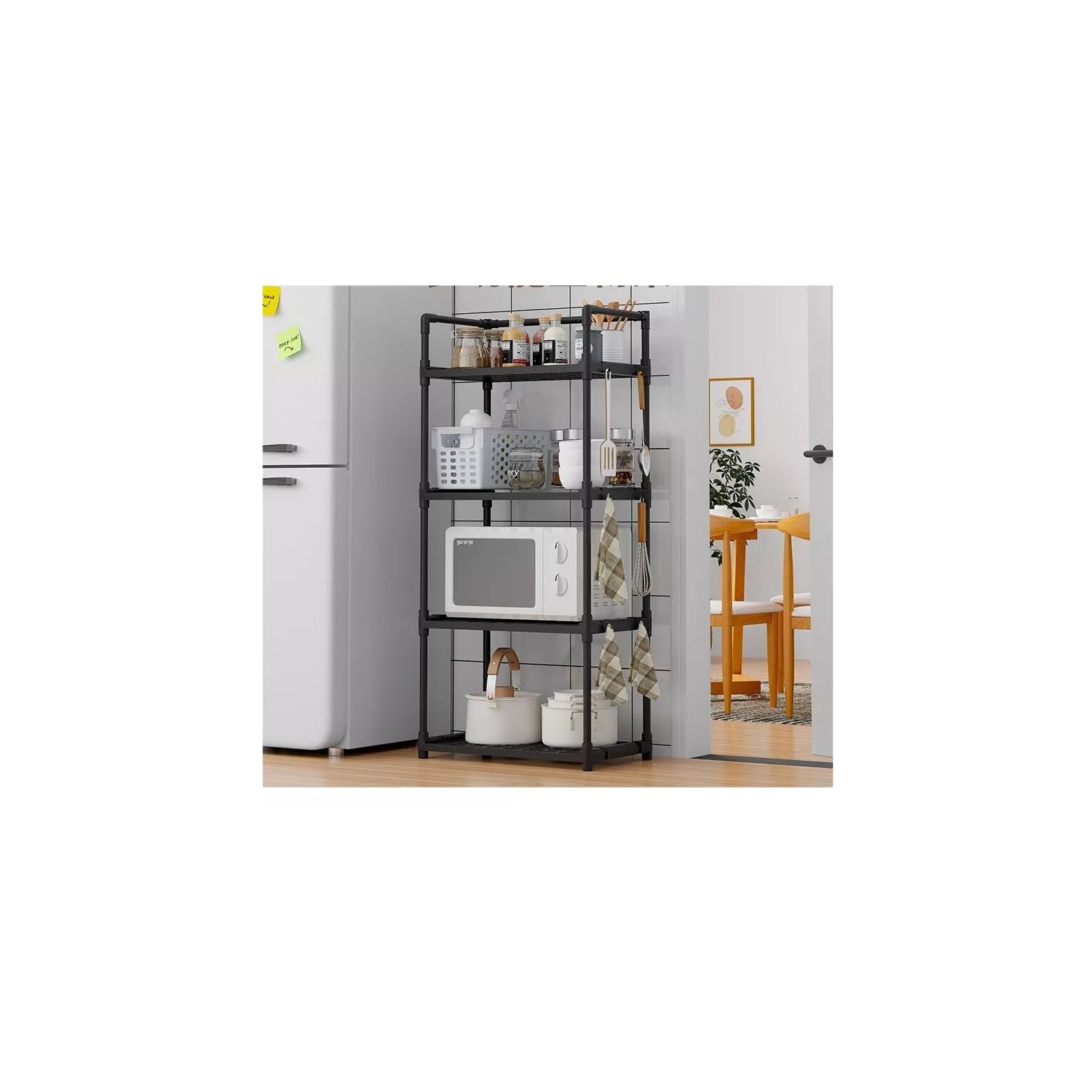 Estante organizador negro de 5 niveles con microondas, cestas y utensilios en cocina moderna.