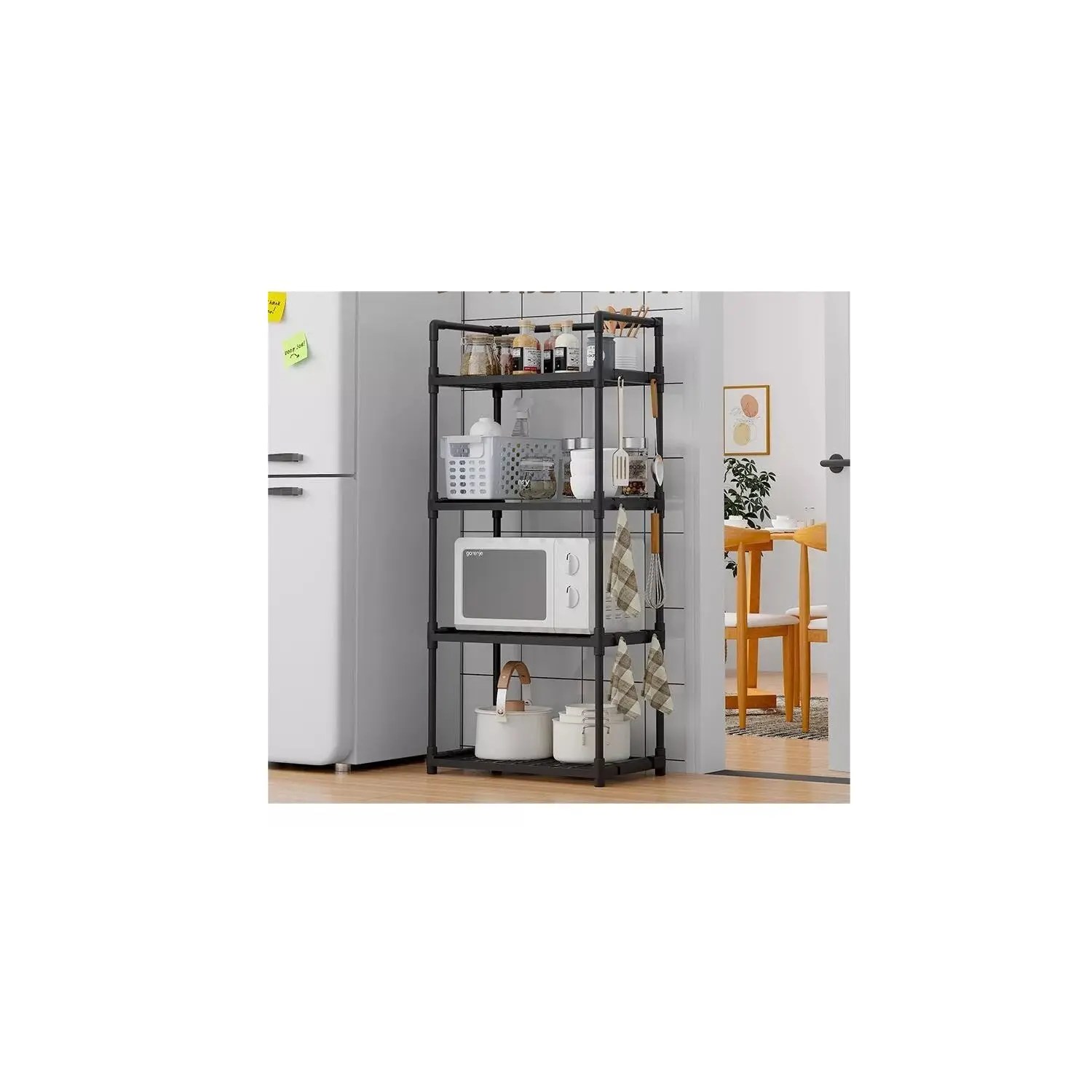 Estante organizador negro de 5 niveles con microondas, cestas y utensilios en cocina moderna.