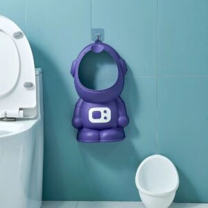 Orinal infantil morado diseño astronauta, colgado en pared azul junto a inodoro blanco.