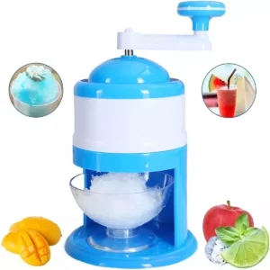 Triturador de hielo manual azul y blanco con recipiente de vidrio lleno de hielo picado, rodeado de mango, manzana, lima y menta.