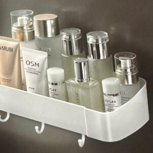 Repisa lineal blanca para baño con envases de cosméticos, estilo moderno, ideal para organizar productos de cuidado personal.