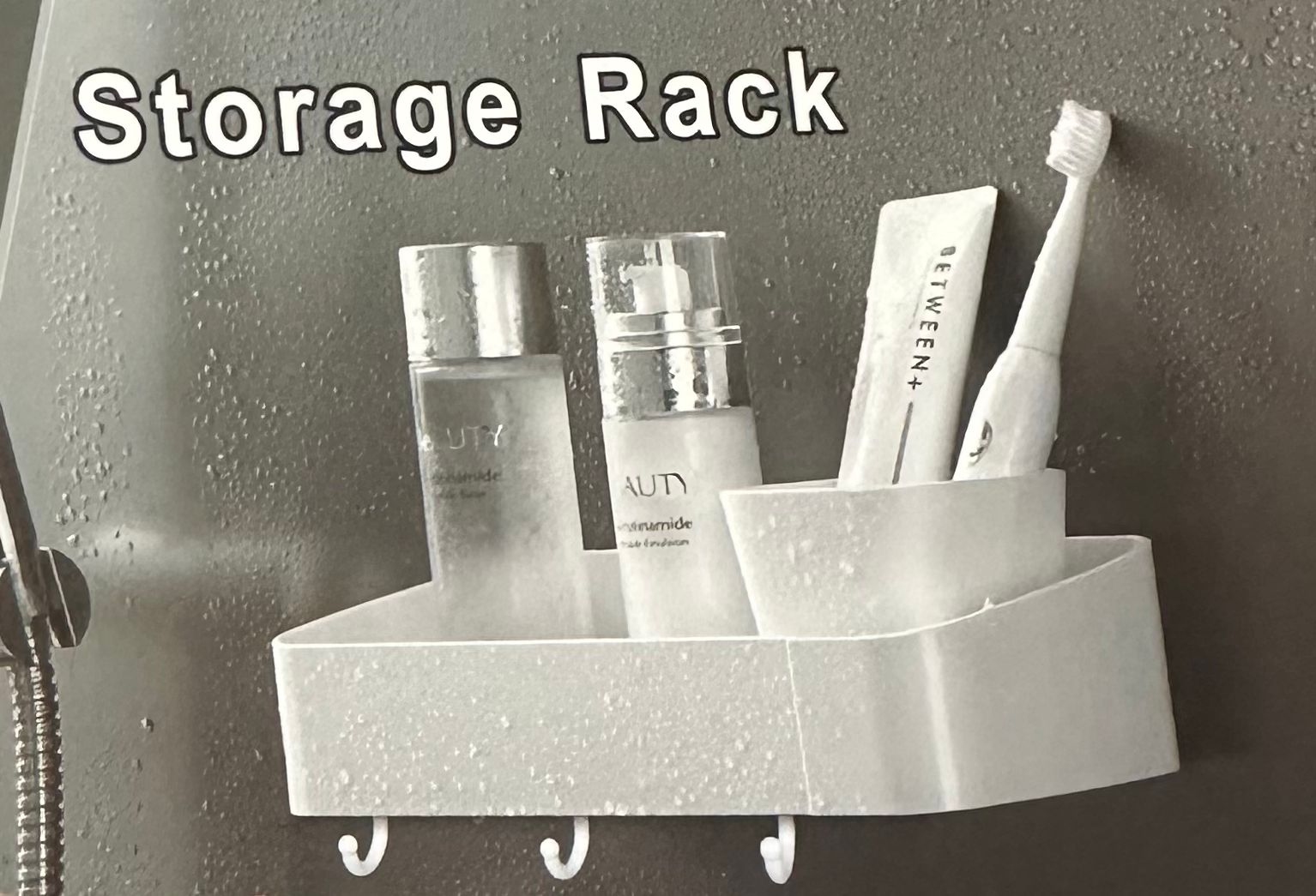 Repisa lineal blanca para baño con dosificador, loción y cepillo de dientes, sujeta con ventosas.