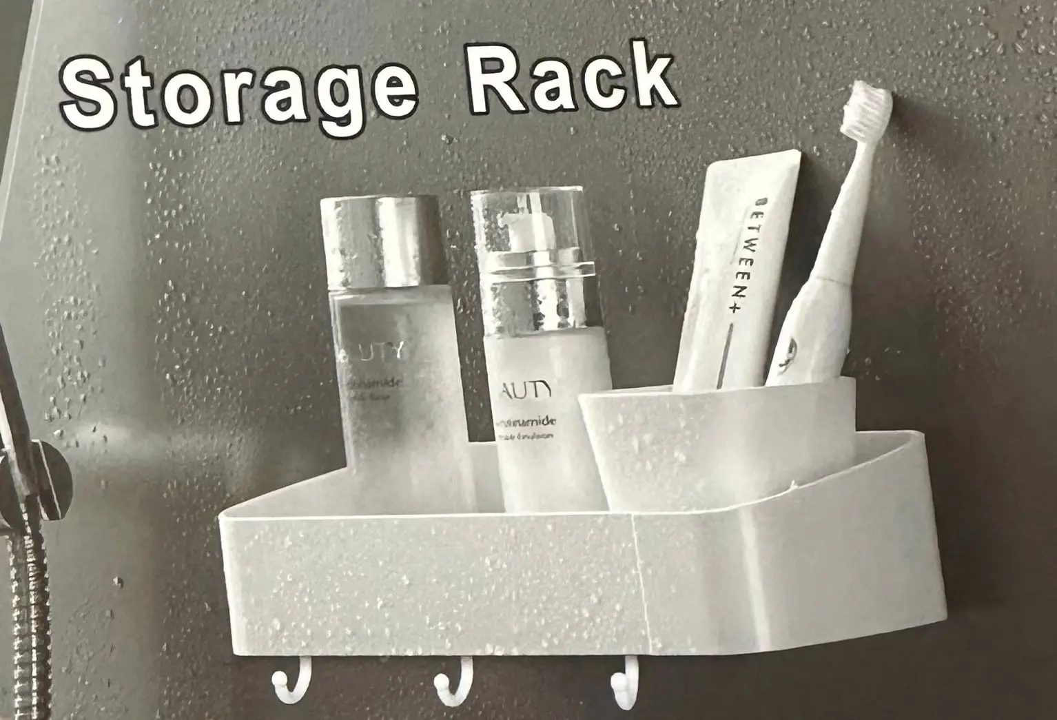 Repisa lineal blanca para baño con dosificador, loción y cepillo de dientes, sujeta con ventosas.