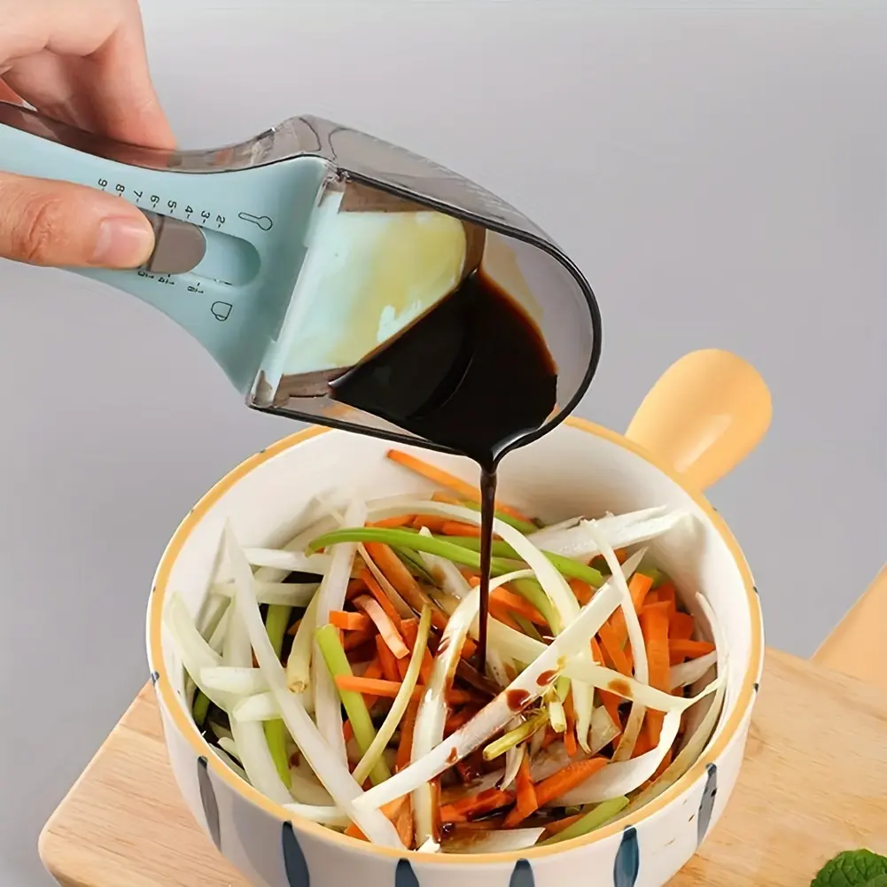 Cuchara medidora vertiendo salsa oscura sobre ensalada de verduras juliana en un tazón decorado.