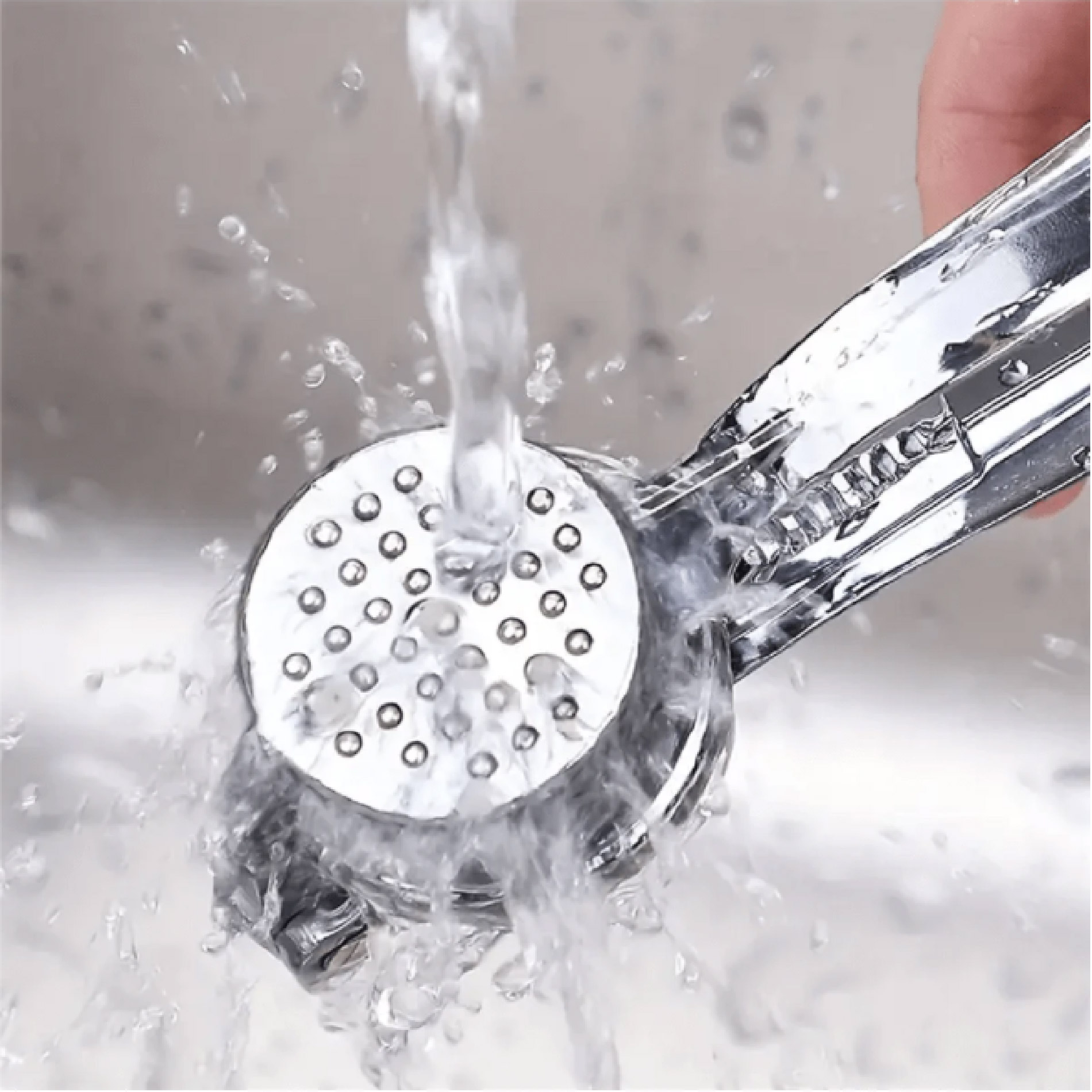Triturador de ajos metálico bajo chorro de agua, ideal para cocinas modernas.