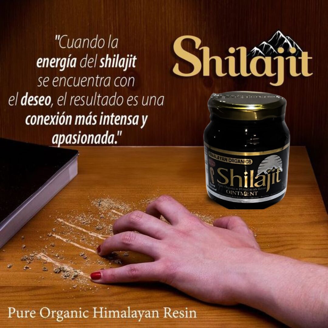 Resina Shilajit 130g en frasco oscuro, con texto en español sobre energía y deseo, sobre mesa de madera con polvo y mano.