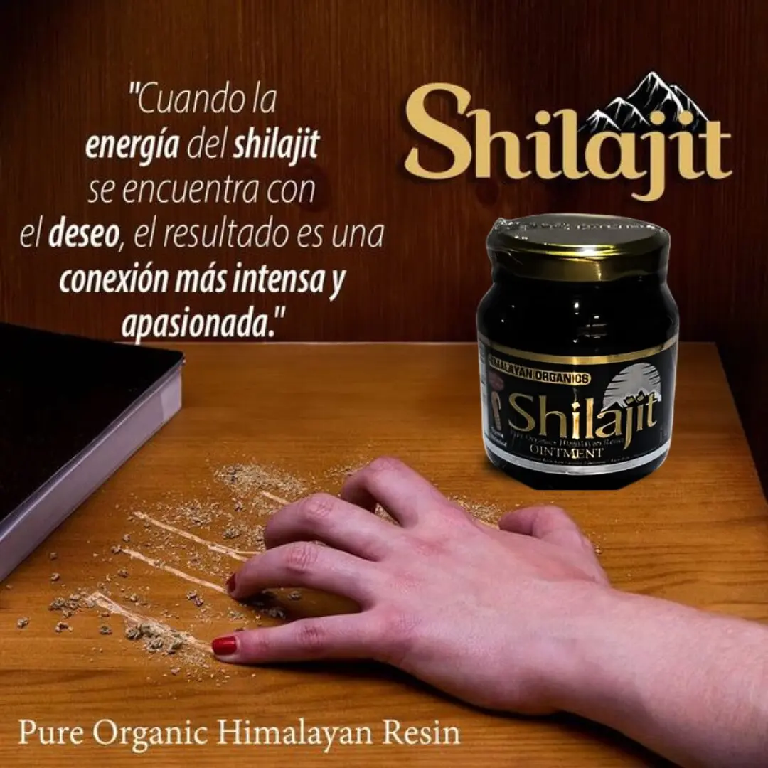 Resina Shilajit 130g en frasco oscuro, con texto en español sobre energía y deseo, sobre mesa de madera con polvo y mano.