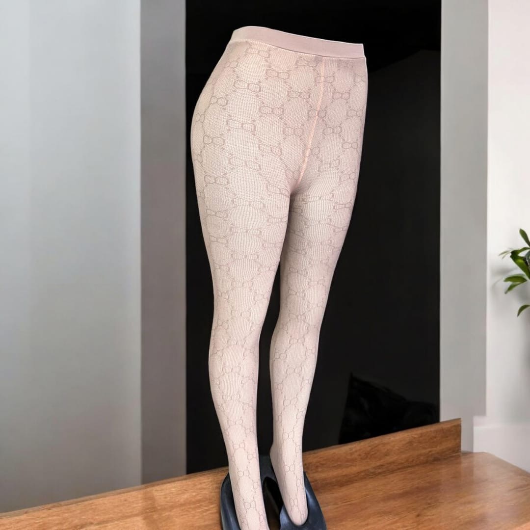 Media térmica beige con estampado de monograma, estilo malla.