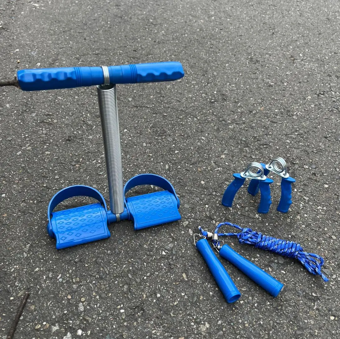 Kit deportivo azul: pedalera, mancuernas y cuerda de saltar para ejercicio en casa.