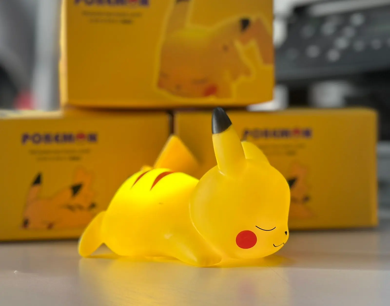 Lámpara LED Pikachu durmiendo, amarilla, luz suave, diseño infantil, ideal para decorar habitaciones.