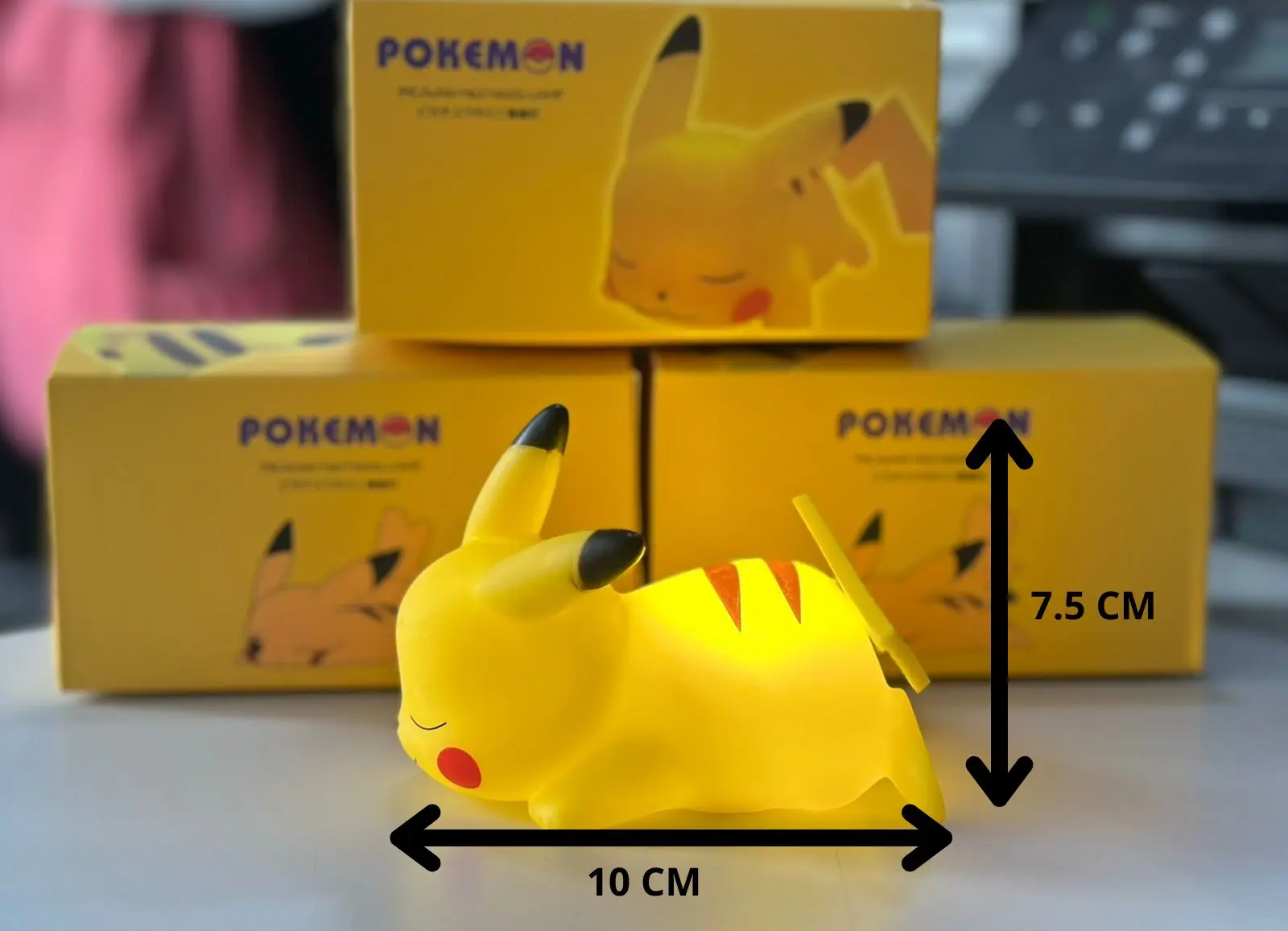 Lámpara LED Pikachu de 10 cm, luz suave, diseño infantil, con caja Pokemon.