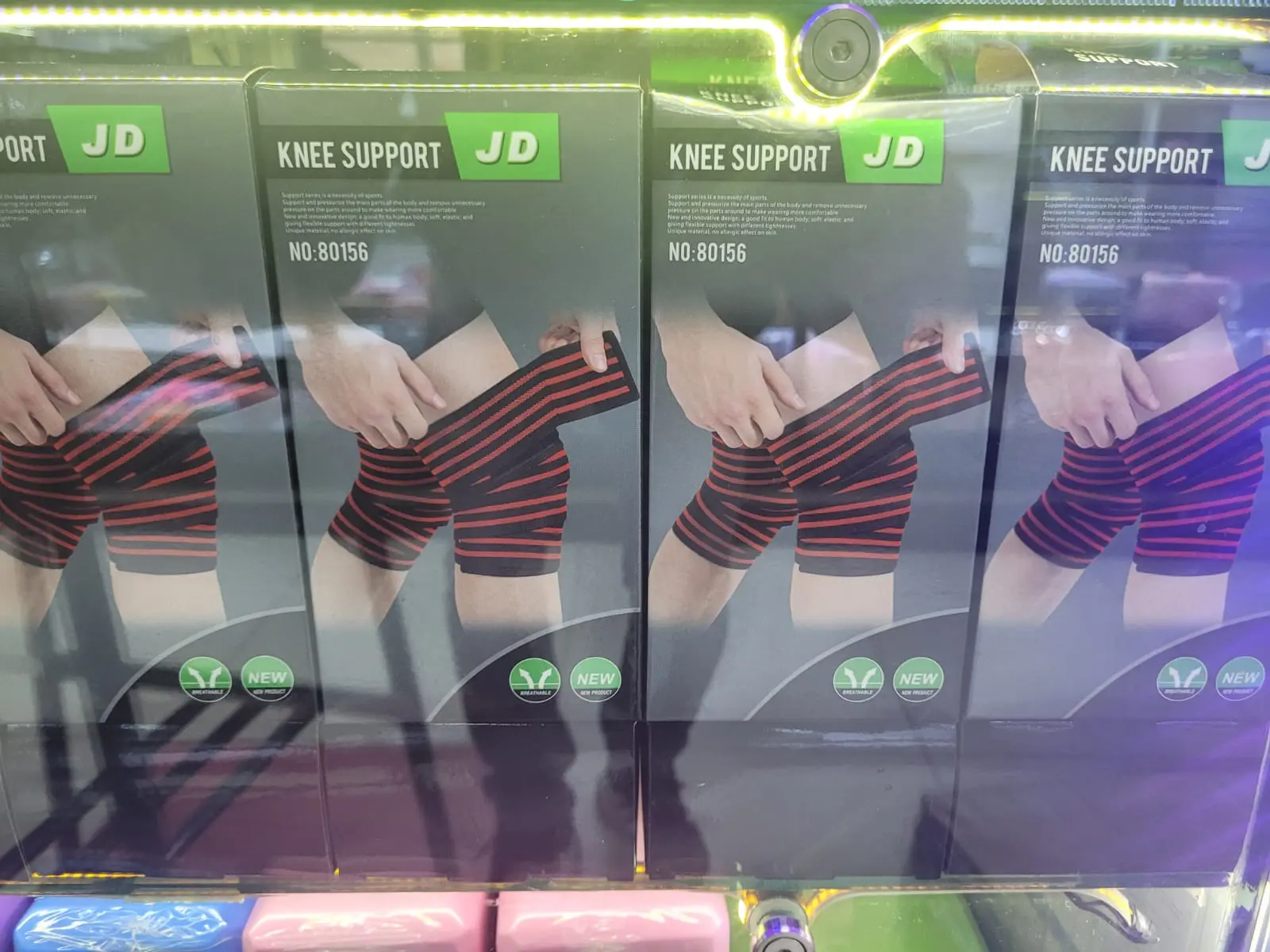 Rodilleras de compresión JD con rayas rojas y negras, ideales para gym y deporte.