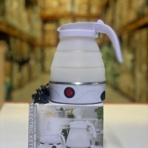 Hervidor de agua eléctrico plegable blanco, portátil para viajes, con asa, interruptor rojo y cable de alimentación negro.