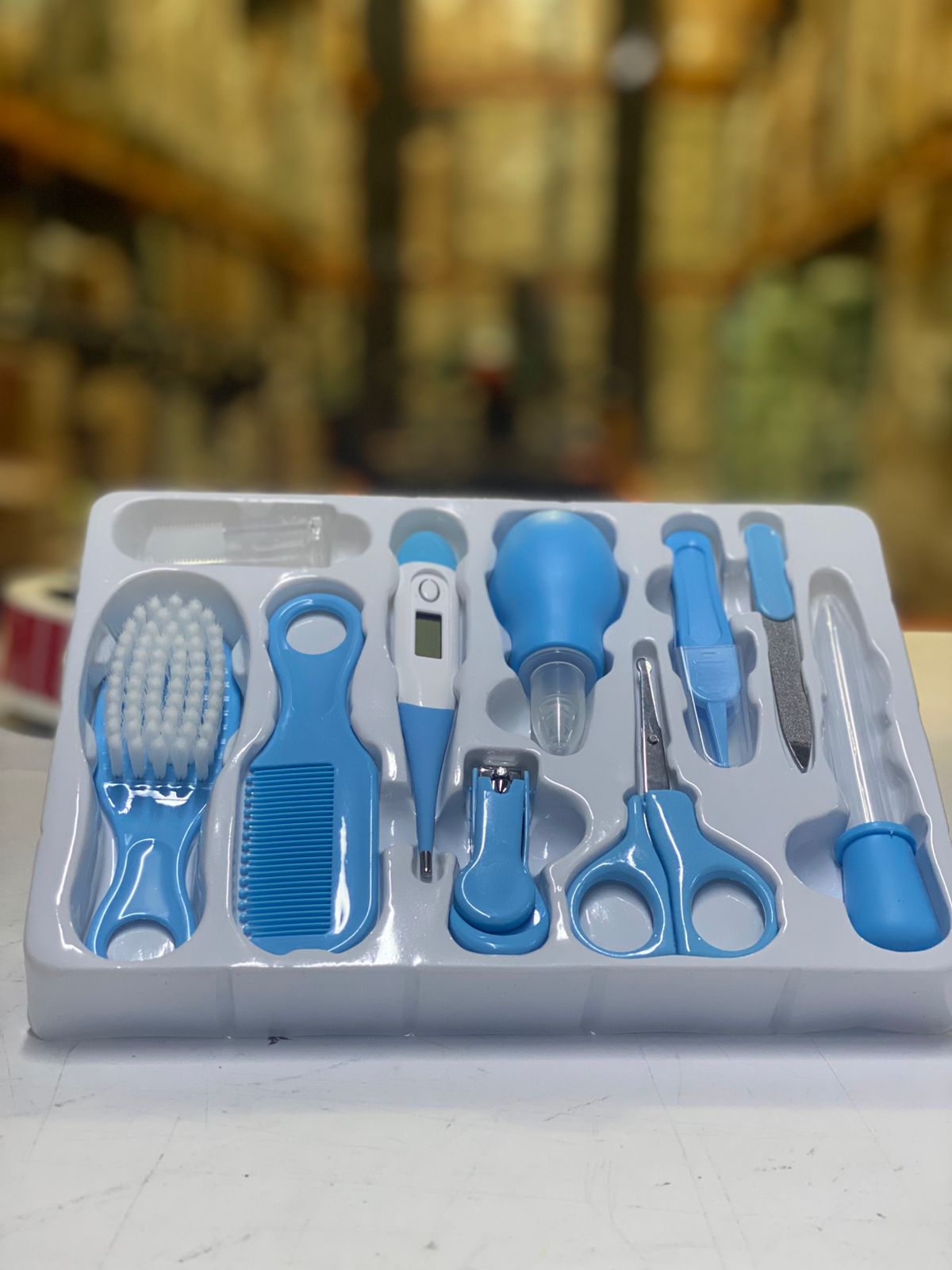 Set para cuidado de bebé azul con cepillo, peine, termómetro digital, aspirador nasal, tijeras, cortaúñas y lima.