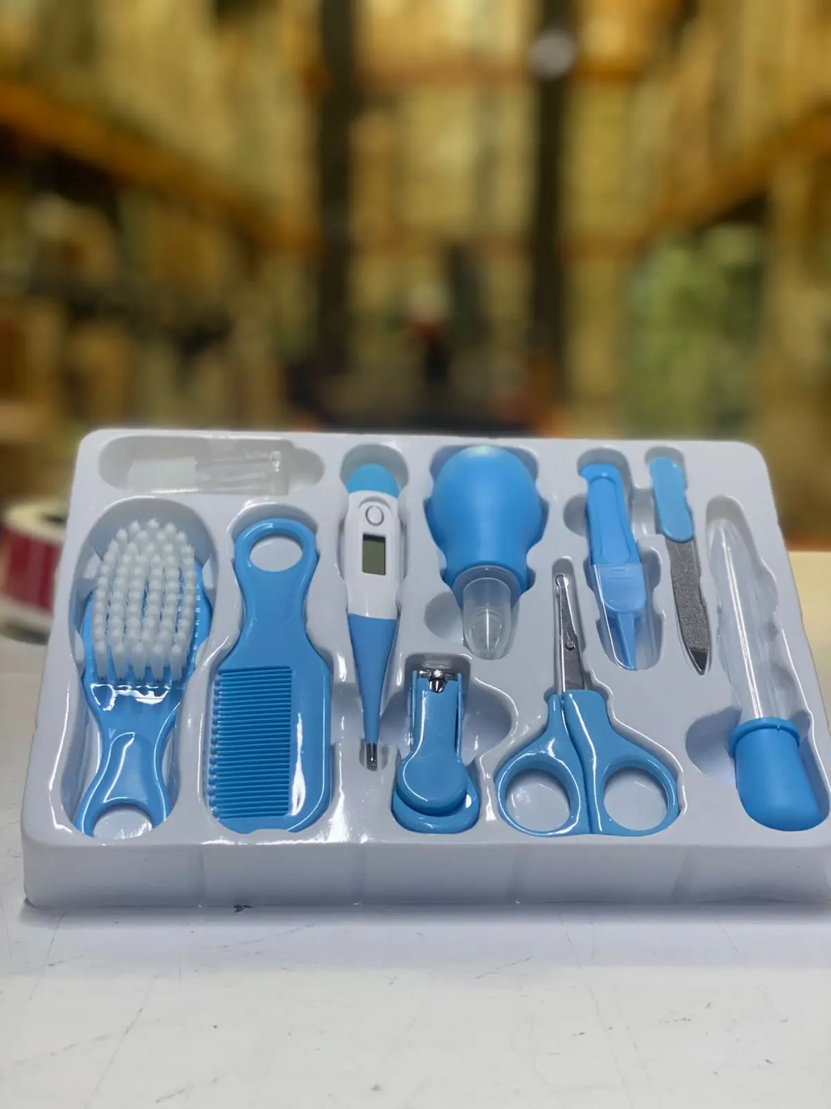 Set para cuidado de bebé azul con cepillo, peine, termómetro digital, aspirador nasal, tijeras, cortaúñas y lima.