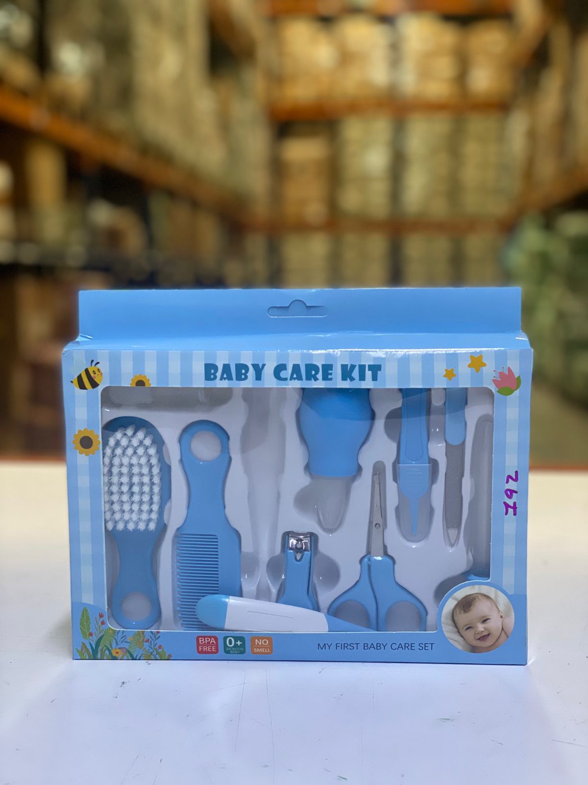 Kit de cuidado para bebé azul con peine, cepillo, cortaúñas, tijeras, aspirador nasal y termómetro.