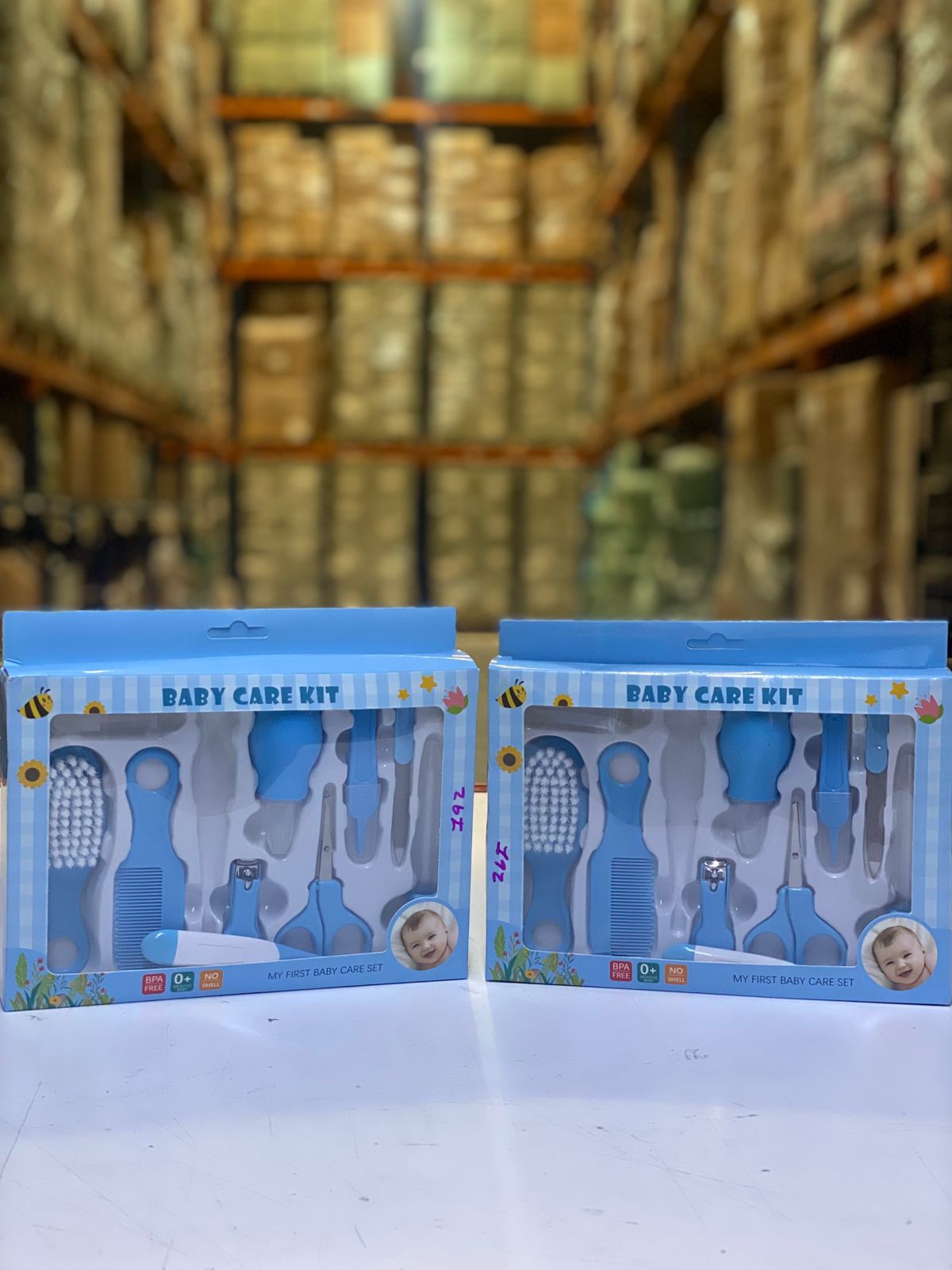 Set azul para cuidado de bebés con cepillo, peine, cortaúñas, tijeras y más.