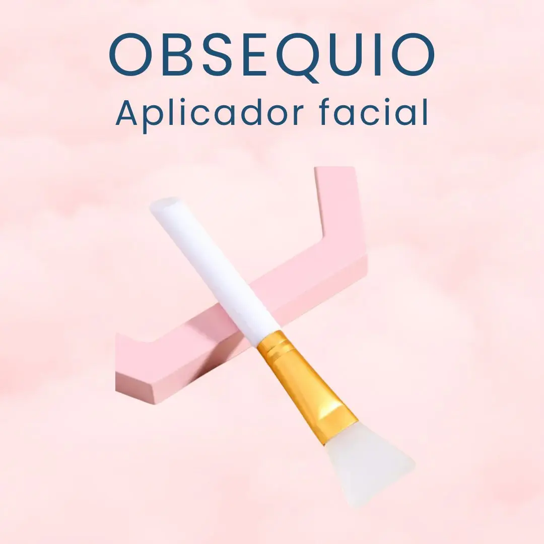 Aplicador facial de silicona blanca con mango dorado, ideal para aplicar mascarillas.