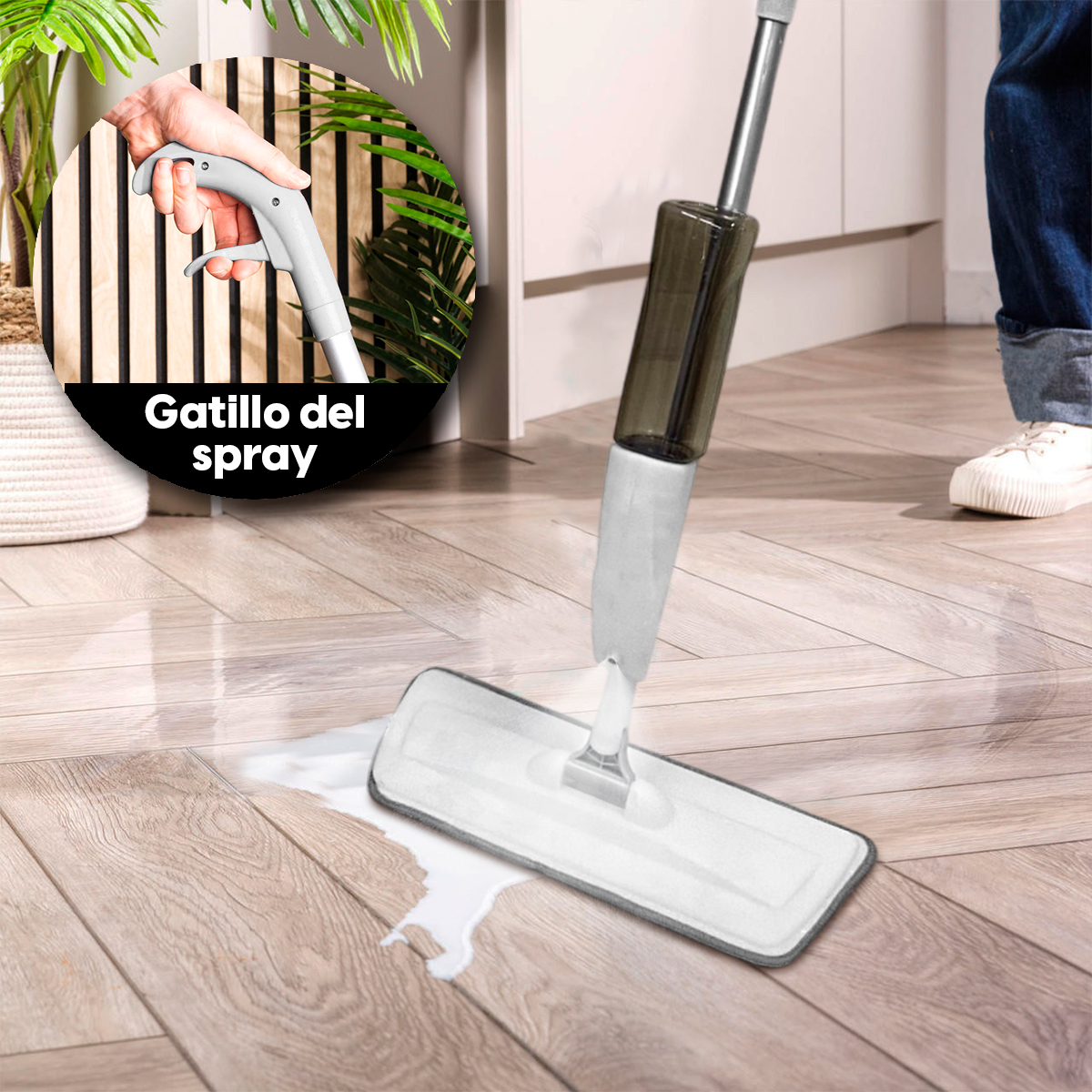 Trapeador con spray, mopa gris con mango ergonómico y depósito, limpiando piso de madera.