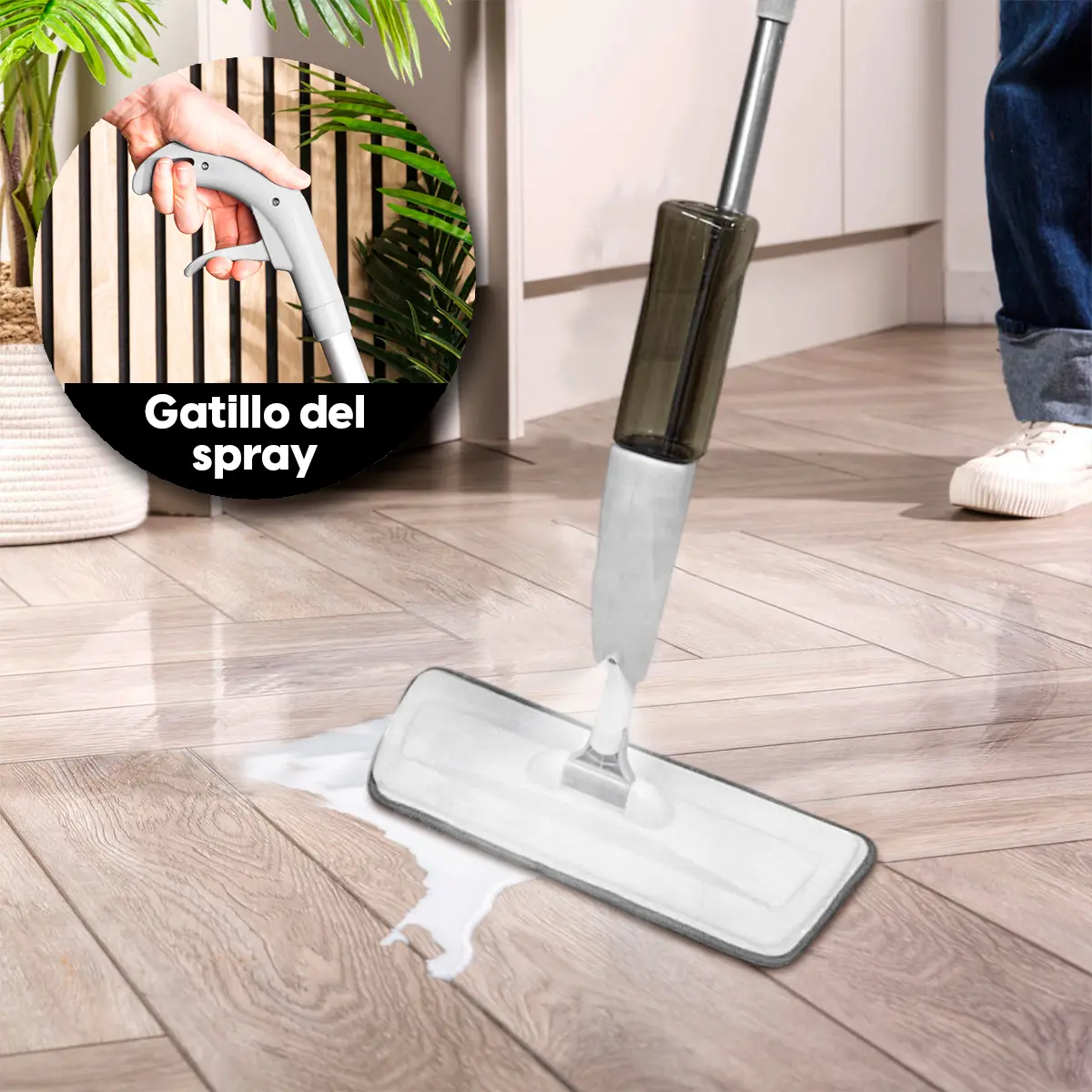 Trapeador con spray, mopa gris con mango ergonómico y depósito, limpiando piso de madera.