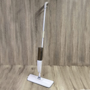 Trapeador con spray 360, mopa blanca con botella café, mango plateado, ideal para pisos.