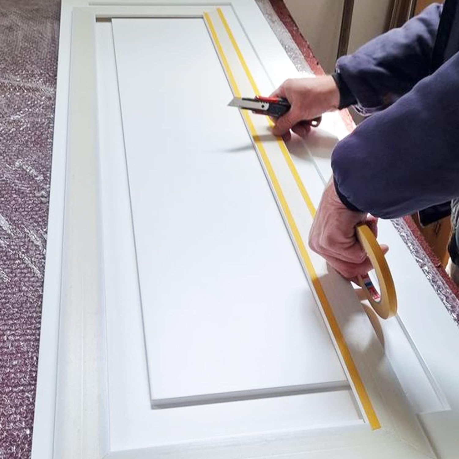 Cinta adhesiva dorada de 12mm aplicada a puerta blanca para proyectos de diseño.