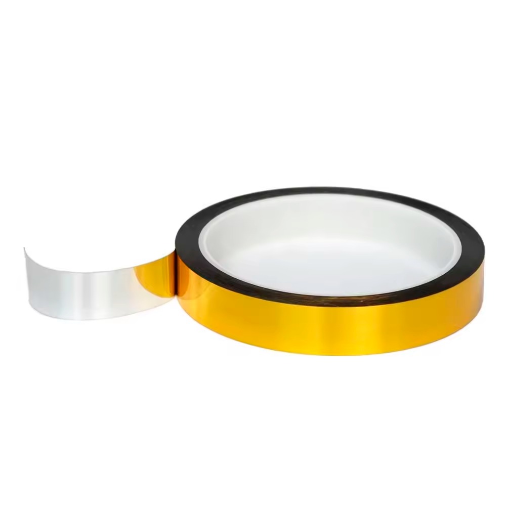 Cinta adhesiva dorada brillante, 12mm, rollo con borde negro, ideal para proyectos de decoración y manualidades.