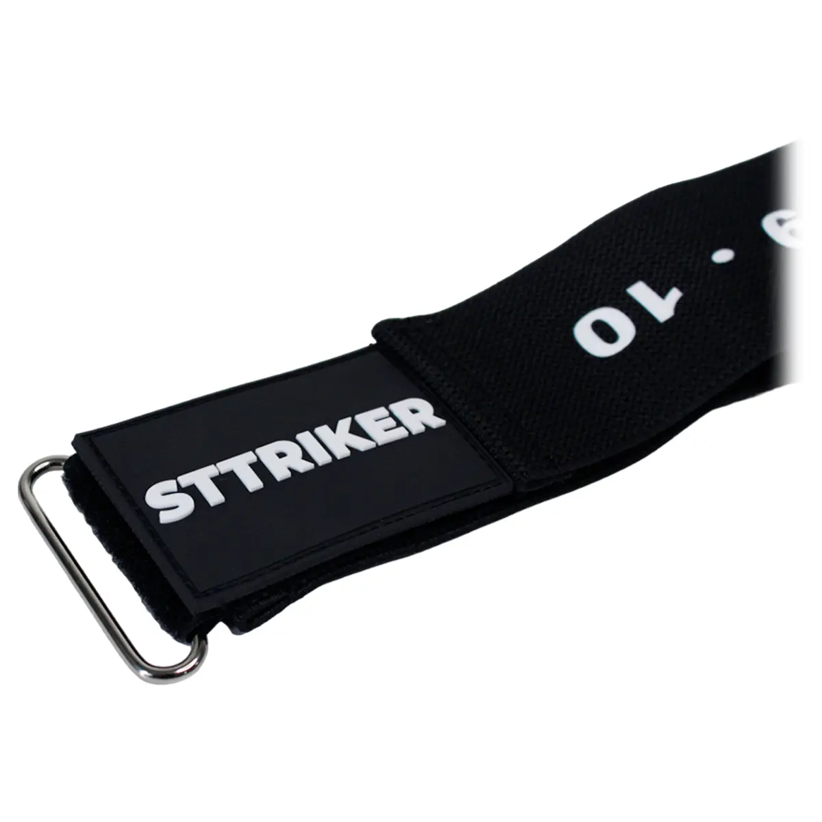 Banda de oclusión muscular negra STTRIKER con hebilla metálica y marca visible, ideal para brazos.
