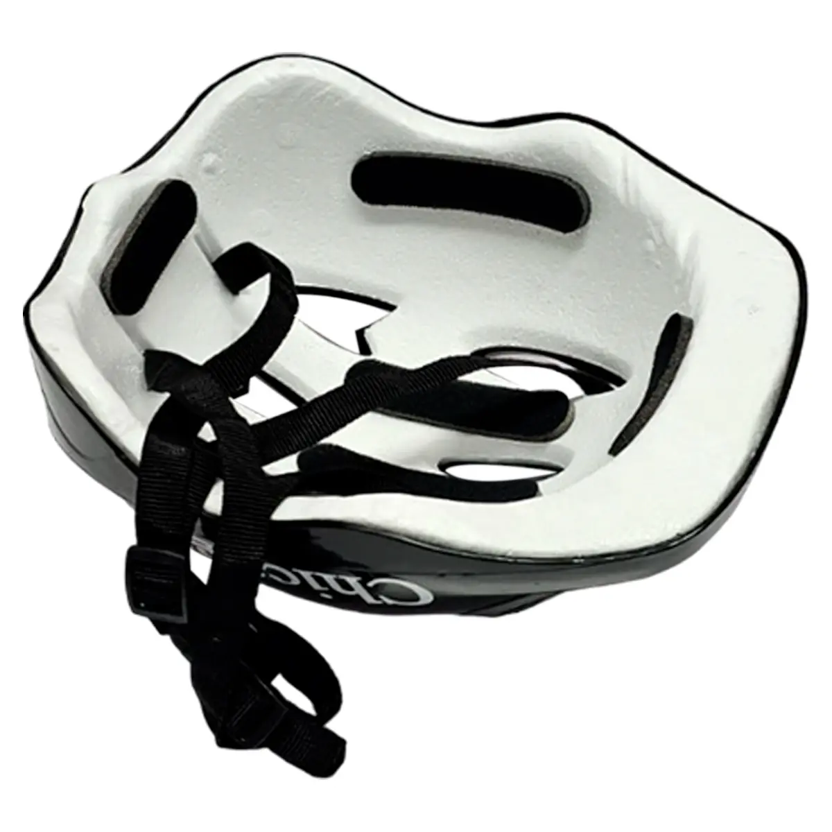 Casco de patinaje infantil negro y blanco, interior acolchado, con correas ajustables.