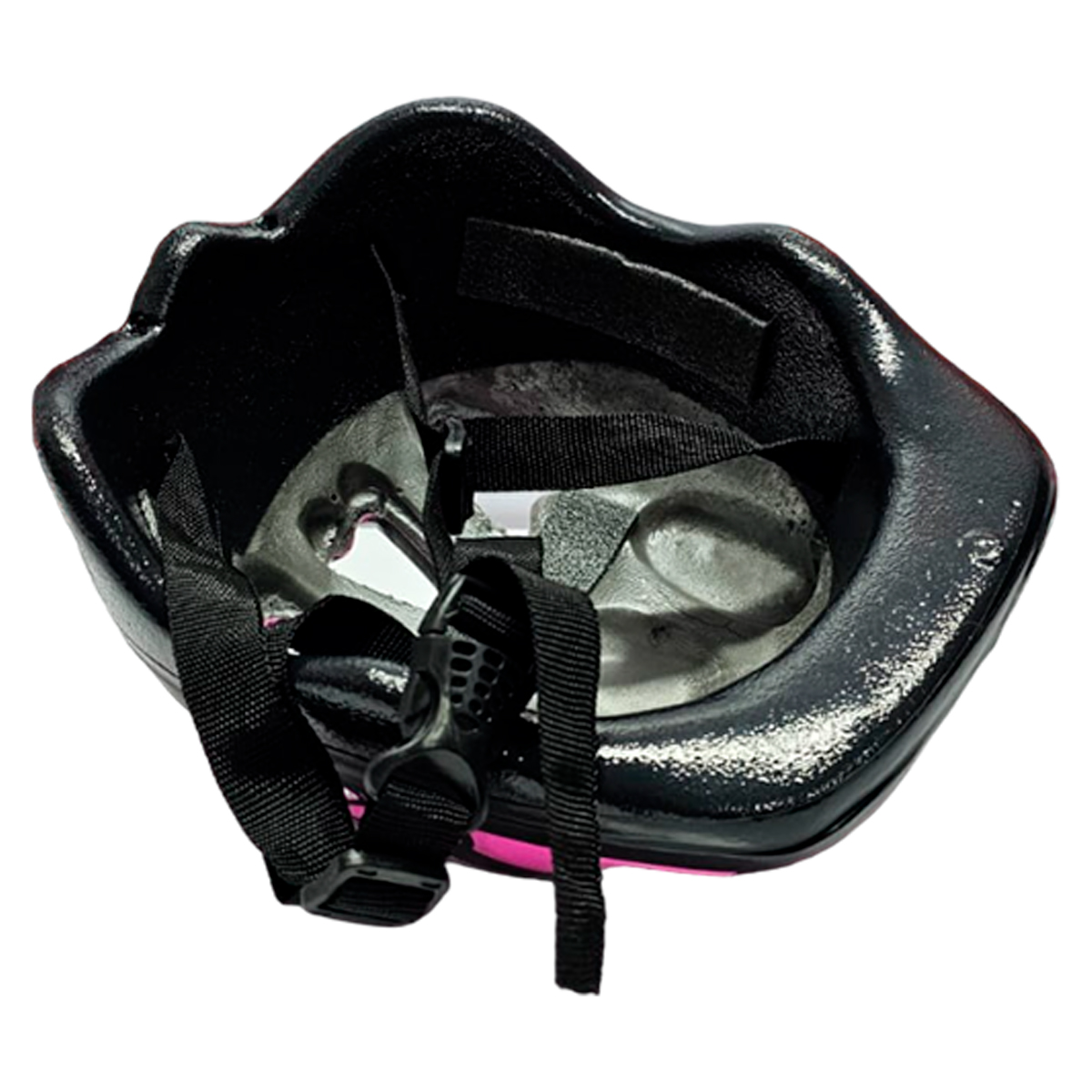Casco de patinaje infantil negro, interior gris con correas ajustables y hebilla negra.