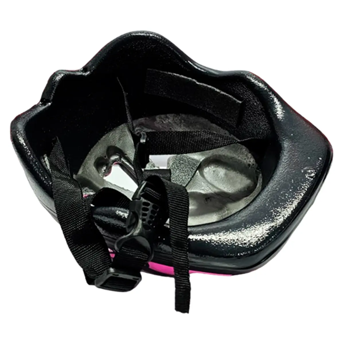 Casco de patinaje infantil negro, interior gris con correas ajustables y hebilla negra.