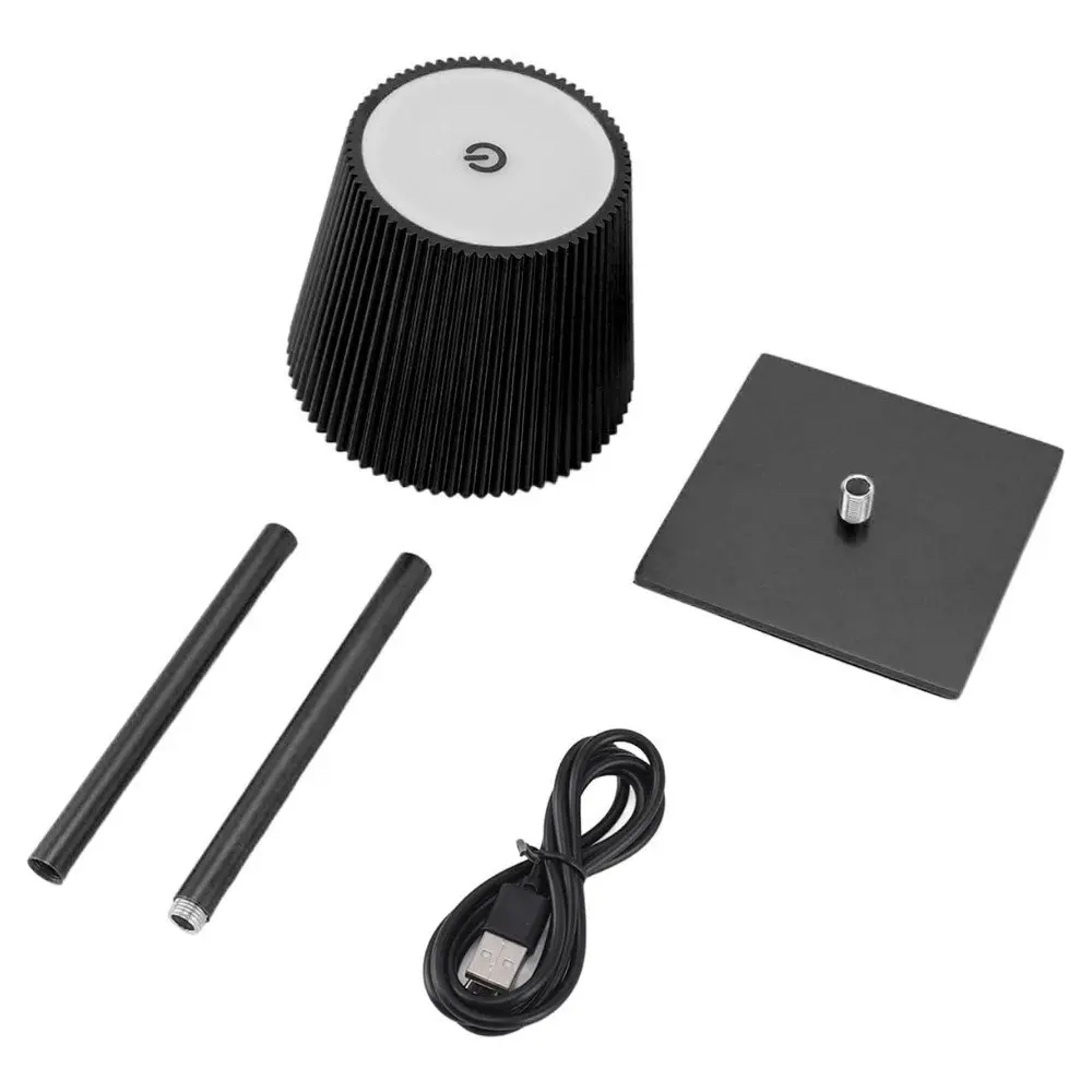 Lámpara LED metálica negra minimalista con interruptor táctil, dos tubos, base cuadrada y cable USB.