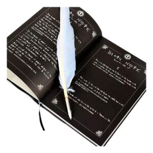 Libreta Death Note negra con pluma blanca y texto en páginas.