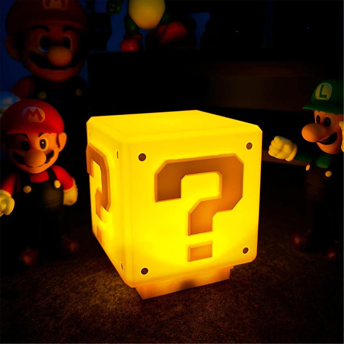 Lámpara LED USB bloque interrogación Super Mario, ilumina con luz amarilla, ideal para coleccionistas, con figuras de Mario y Luigi.