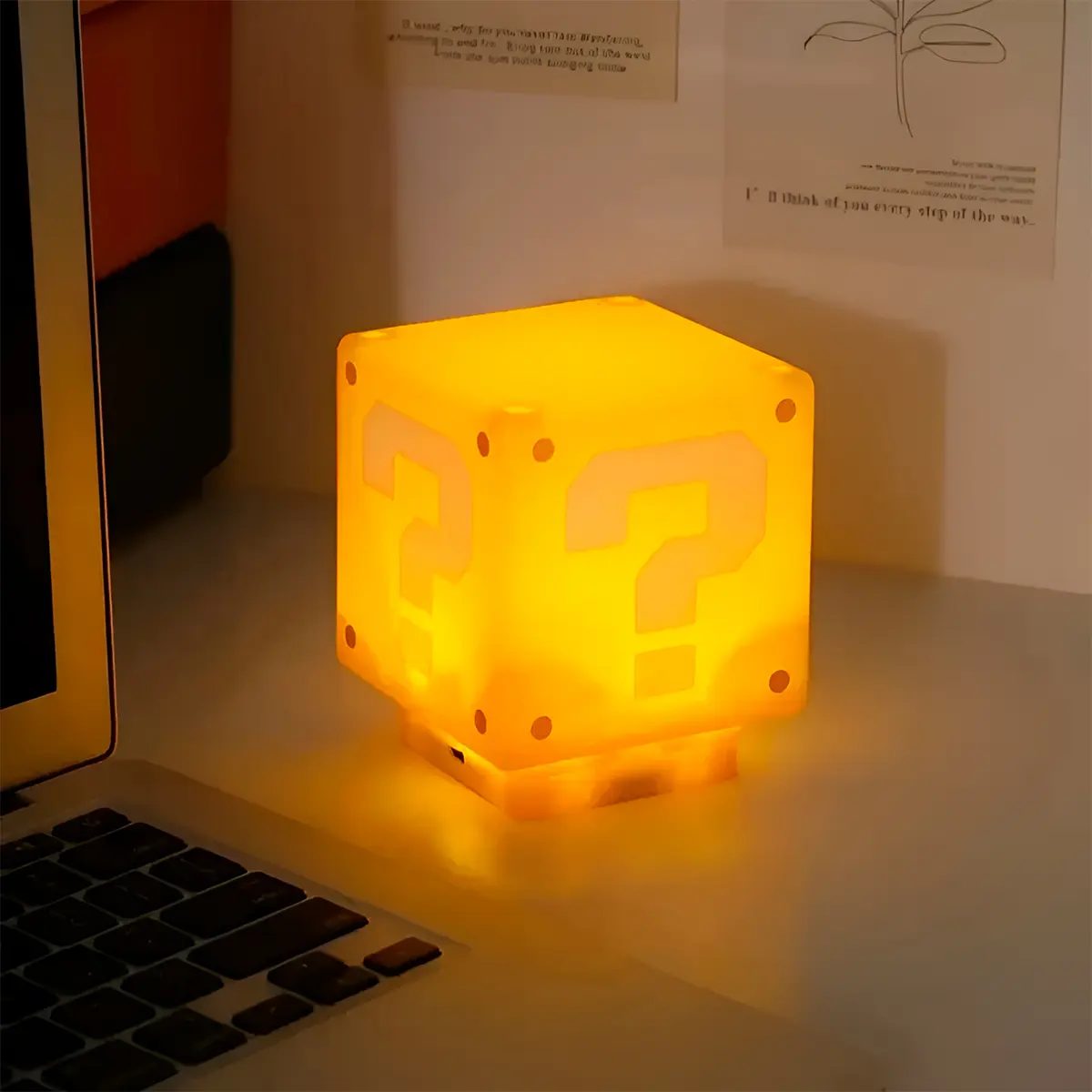 Lámpara LED USB en forma de bloque de interrogación Super Mario, ilumina con luz amarilla.