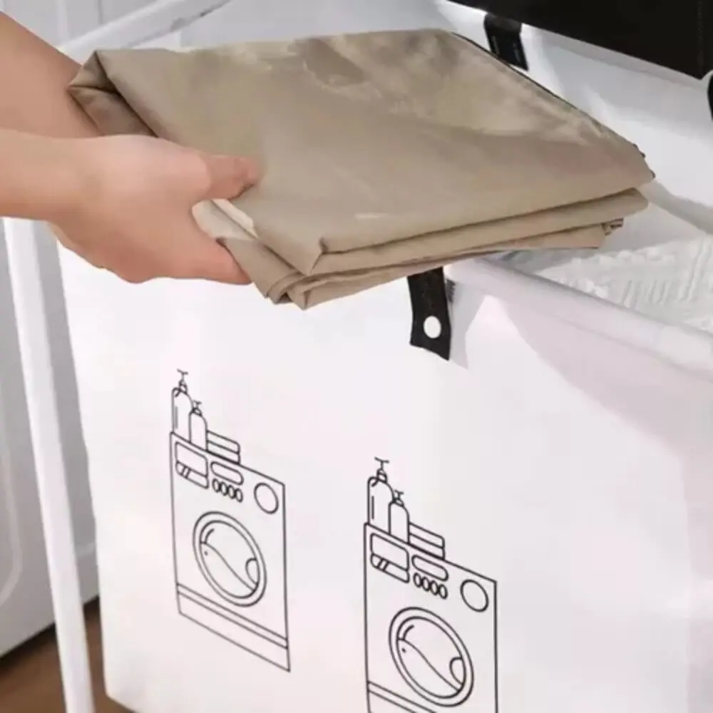 Mano colocando ropa doblada color beige en cesta organizadora blanca con dibujo de lavadora.