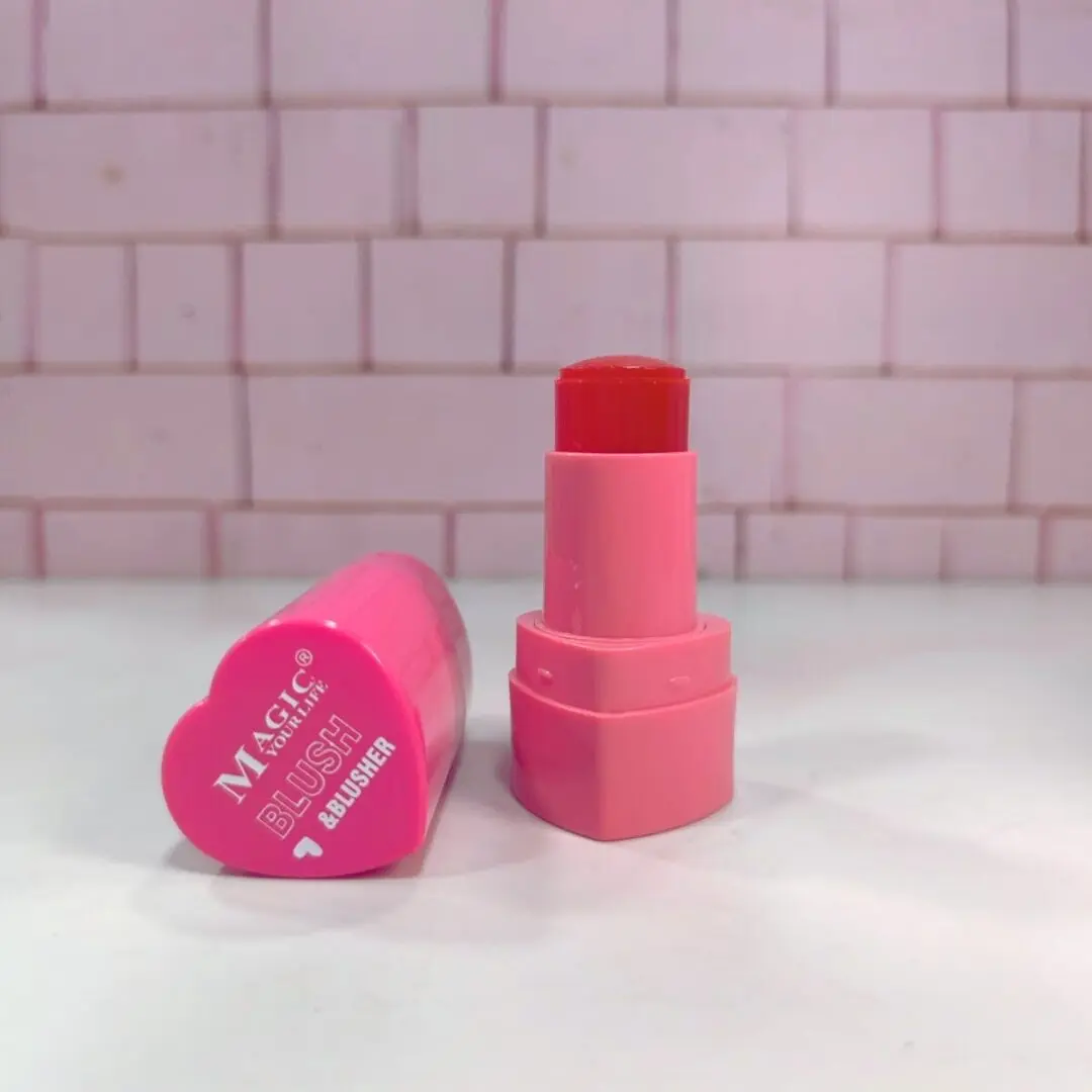 Rubor en barra rosa con forma de corazón, punta roja y tapa rosa, marca Magic.