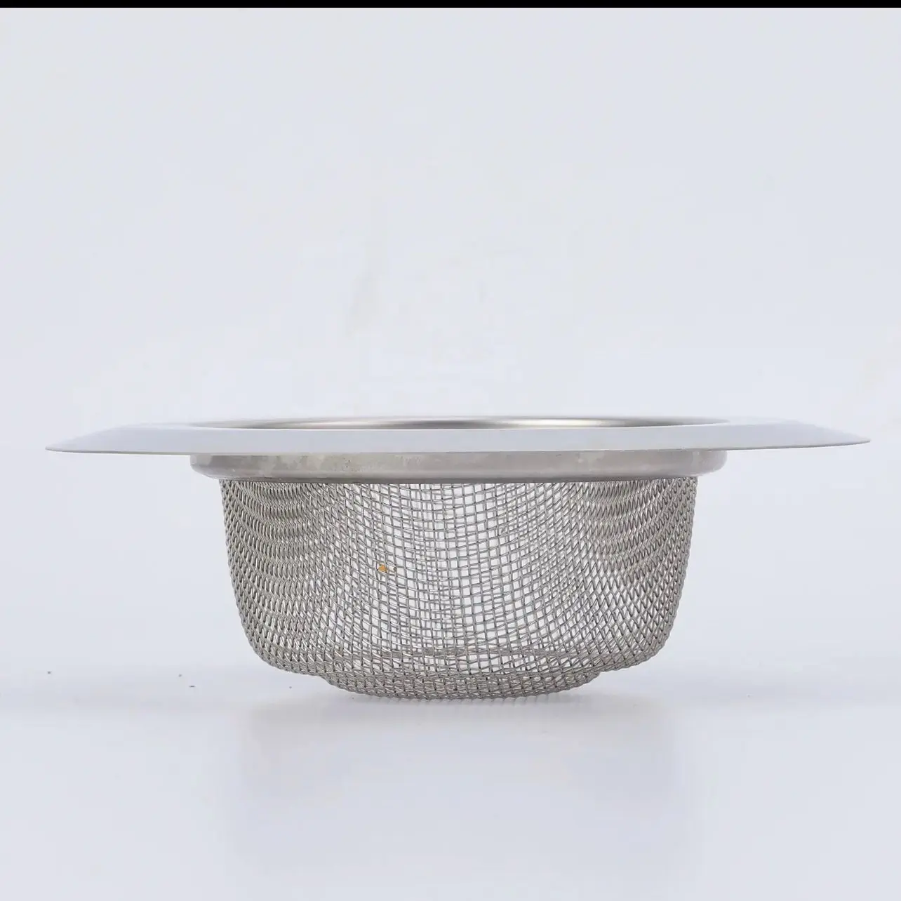 Rejilla de malla fina de acero inoxidable para lavaplatos con borde blanco de plástico.