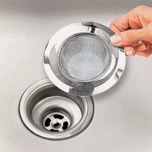 Rejilla de acero inoxidable con malla fina para colador de lavaplatos, mostrando su fácil colocación.