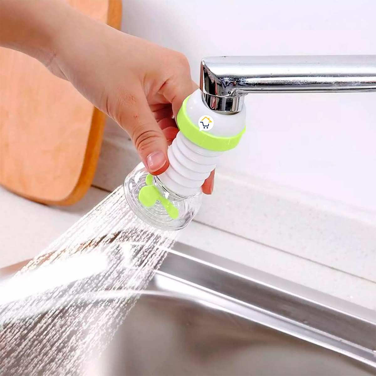 Extensor de grifo de cocina flexible blanco y verde, con chorro de agua disperso, en uso.