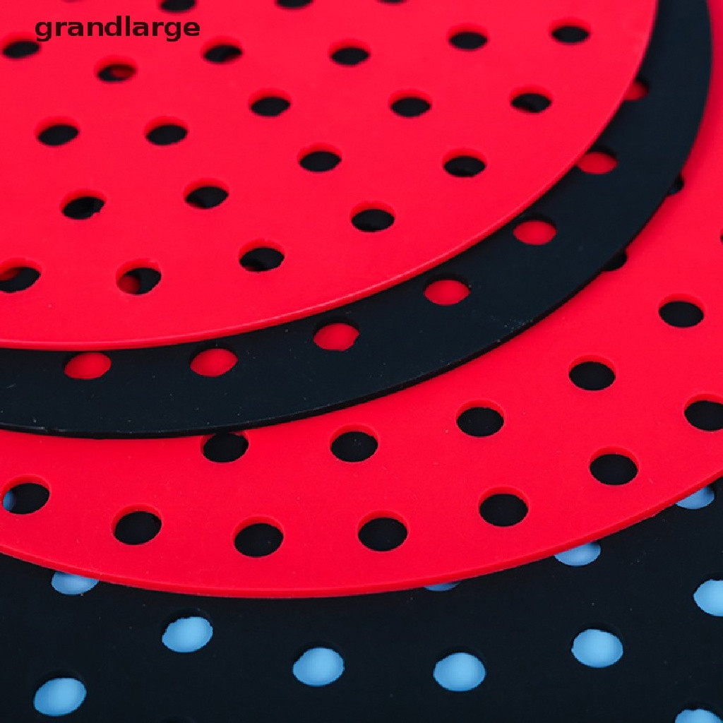 Protectores circulares de silicona antiadherente para freidora de aire, en colores rojo y negro con perforaciones para circulación de aire.
