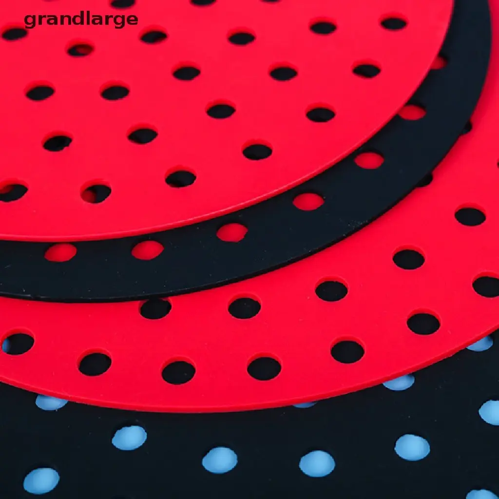 Protectores circulares de silicona antiadherente para freidora de aire, en colores rojo y negro con perforaciones para circulación de aire.