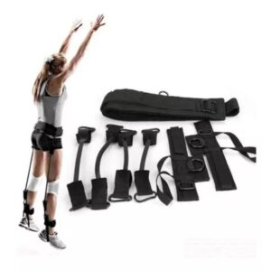 Mujer con bandas de resistencia negras para entrenamiento de saltos, atadas a cintura y tobillos. Accesorios de entrenamiento.