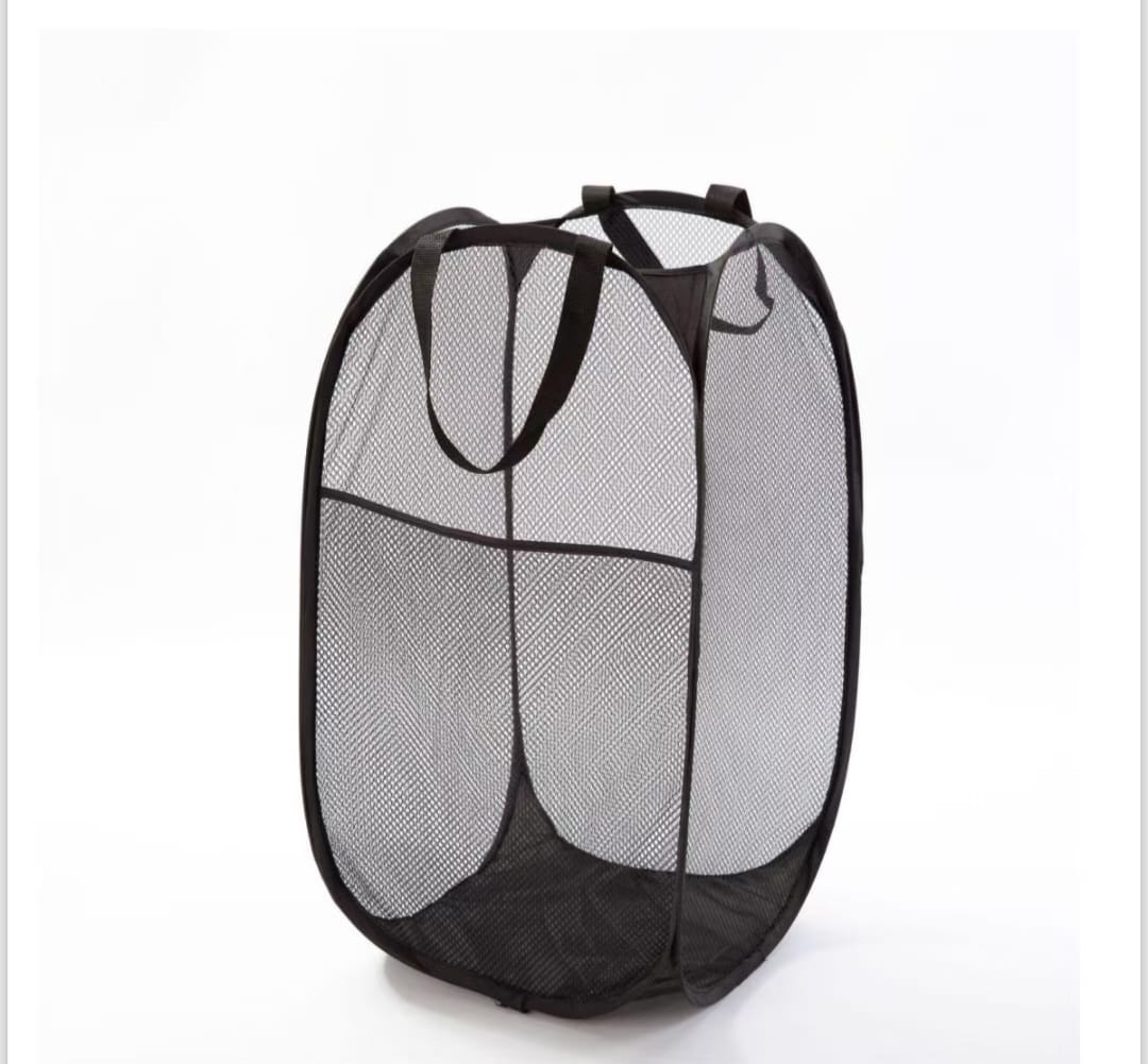 Canasta de ropa plegable negra en malla, con asas, ideal para organizar y ahorrar espacio.