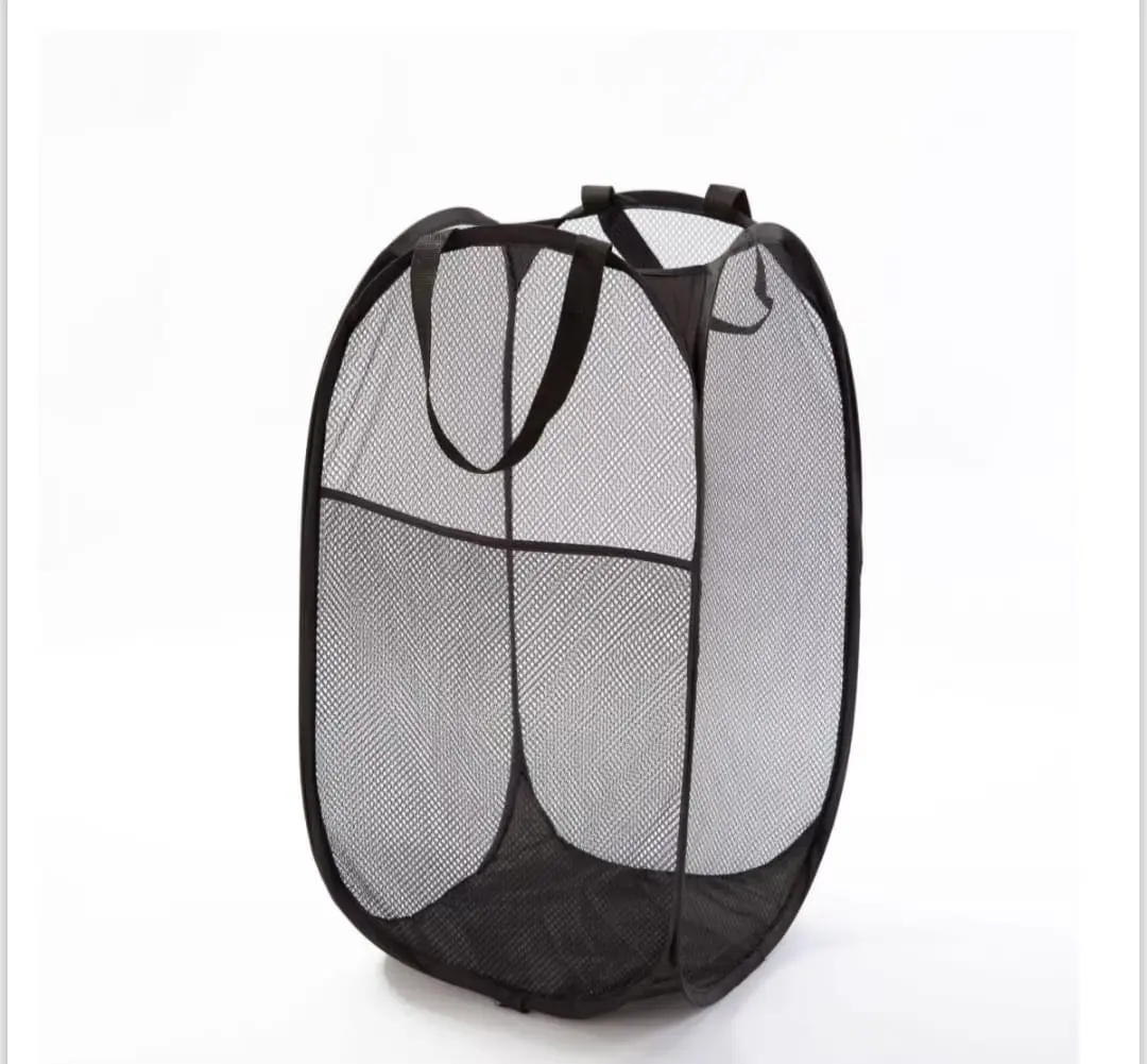 Canasta de ropa plegable negra en malla, con asas, ideal para organizar y ahorrar espacio.