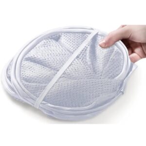 Canastas de ropa plegables blancas de malla, sujetas con banda elástica, ideales para organizar y ahorrar espacio.