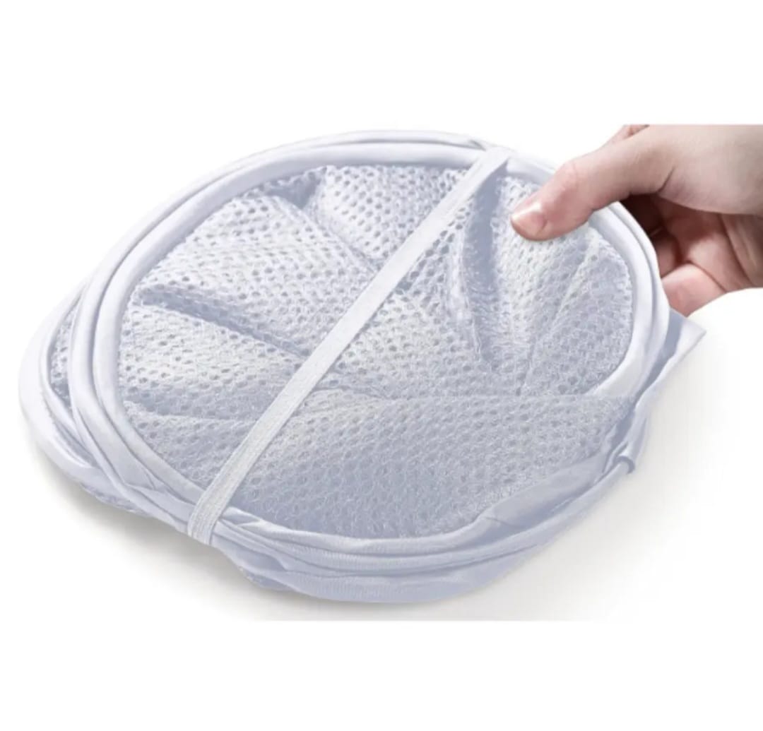 Canastas de ropa plegables blancas de malla, sujetas con banda elástica, ideales para organizar y ahorrar espacio.